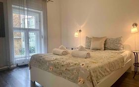 Knezits Spacious Ac Terrace Free Parking